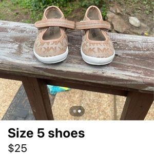 Little girls shoe tan size 5c . Used but in good condition. Michael kors
